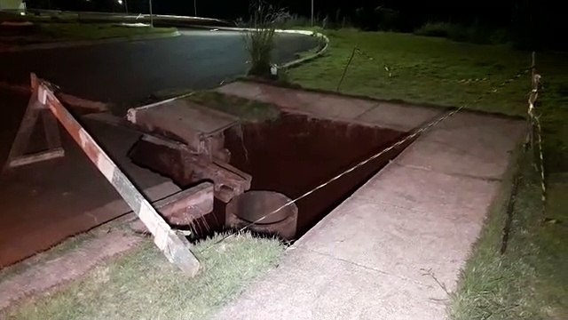 Cratera em cruzamento no Riviera preocupa moradores