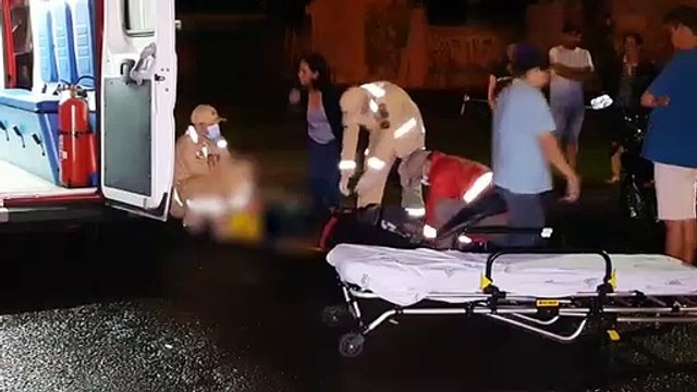 Colisão entre carro e moto deixa motociclista ferido; condutor do carro se evadiu