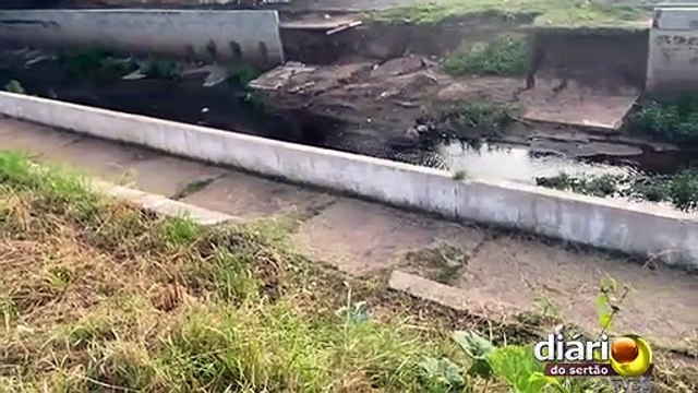 Após fortes chuvas, parte do muro de contenção do canal do Açude Grande de Cajazeiras desaba