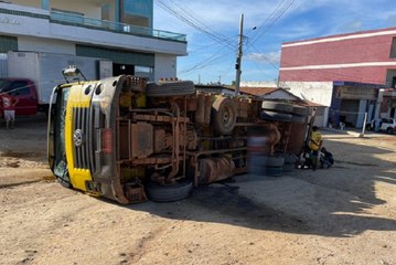 Caminhão carregado de mangas tomba às margens da BR-230 em Pombal e vítimas são levadas ao HRP