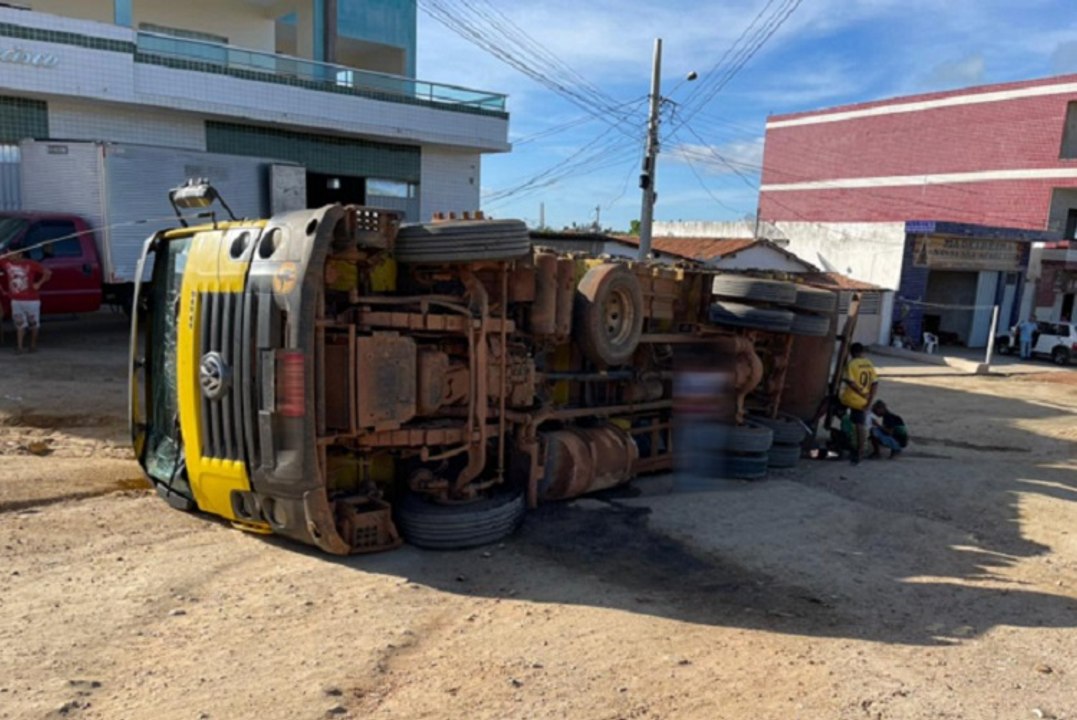 Caminhão carregado de mangas tomba às margens da BR-230 em Pombal e vítimas são levadas ao HRP