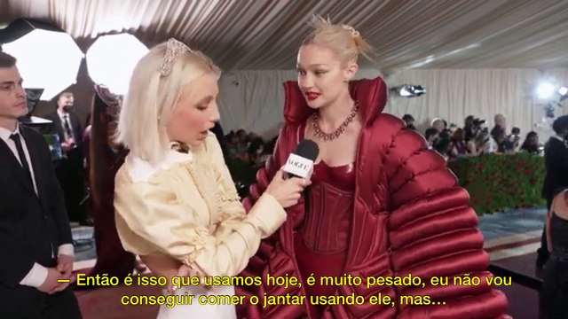 Emma Chamberlain entrevista Gigi Hadid para Vogue durante Met Gala 2022 [LEGENDADO/PT-BR]