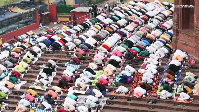 شاهد: آلاف المصلين يتوافدون إلى المسجد الجامع في نيودلهي لأداء صلاة العيد
