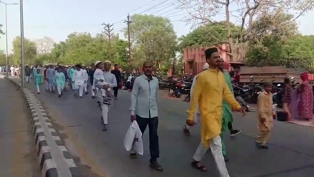 खुदा की बारगाह में झुके हजारों सिर