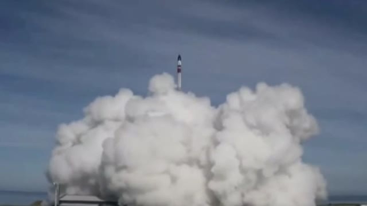 Un gancho agarra con éxito un cohete lanzado hace unos días para poner en orbita 34 satelites