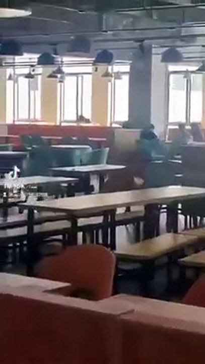 餐廳正妹跨坐男「上下狂抖」 網看傻：食物好吃到雀躍？