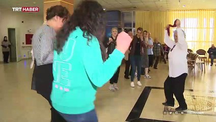 Huzurevinde ziyaretçi mutluluğu: Halaylar çekildi, şarkılar söylendi