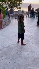 Nohea, le petit-fils de Yannick Noah, en train de danser.