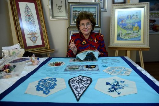 6 ASIRLIK MURADİYE CAMİSİ'NİN ÇALINAN ÇİNİLERİNİ 'KIRKYAMA' İLE KUMAŞA AKTARDI