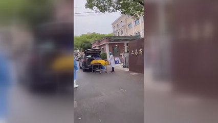 Yaşayan hastayı ceset torbasına koydular