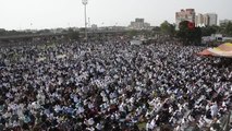Pakistan'da binlerce kişi bayram namazı kıldı