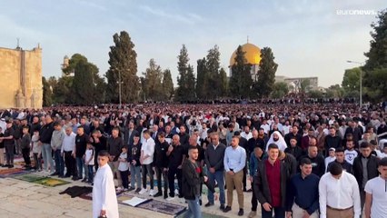 شاهد: نحو 200 ألف فلسطيني يؤدونون صلاة العيد في المسجد الاقصى