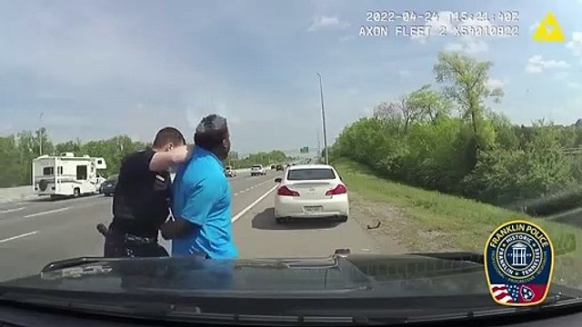 États-Unis : Arrêté par un policier, un suspect force pour prendre la fuite avec sa voiture