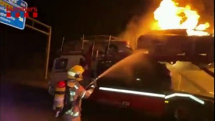 Incendio en un camión cargado de coches en la AP-7