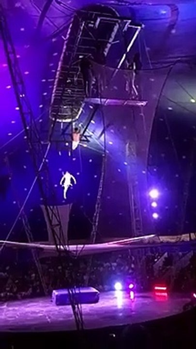Brésil: Un trapéziste tombe en plein spectacle au cirque !