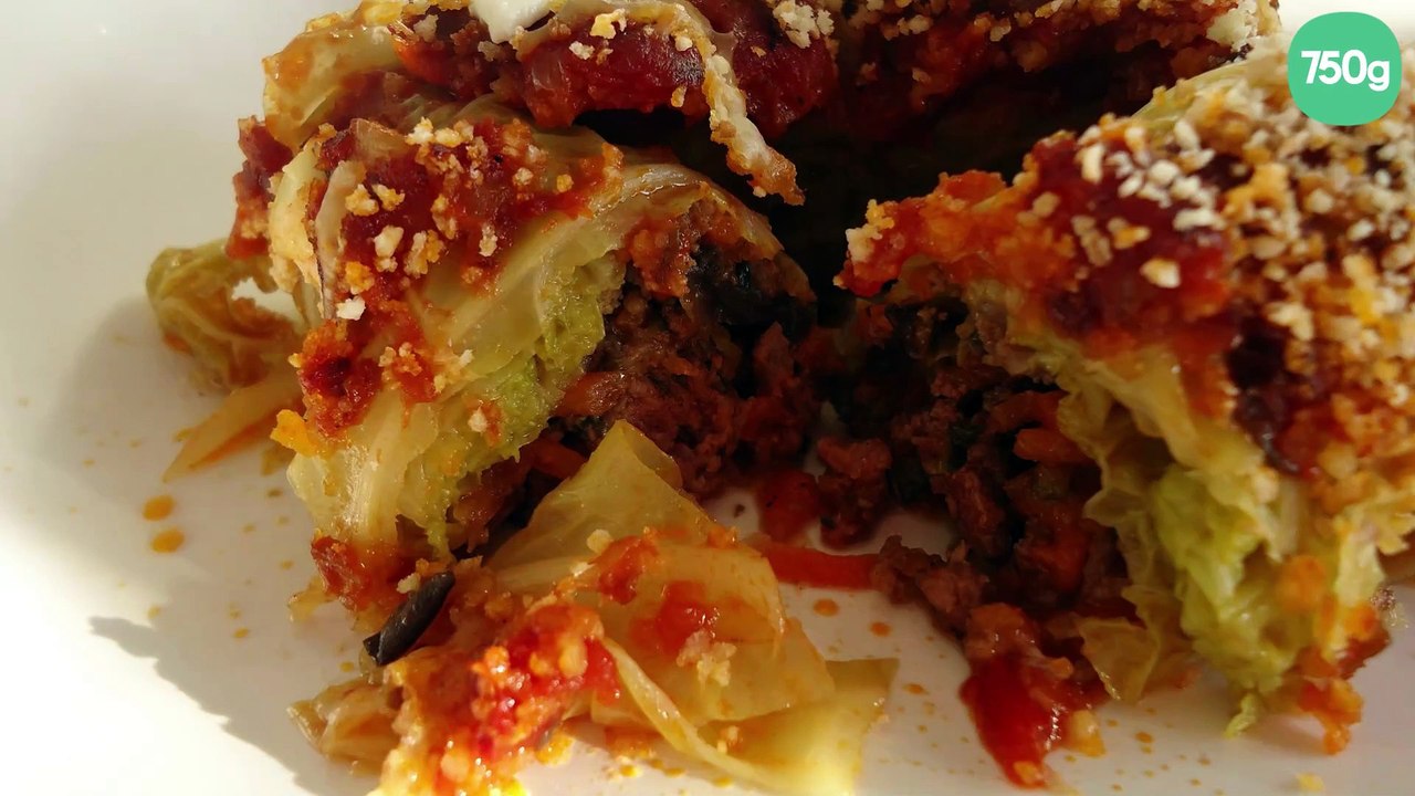 Feuilles de chou vert frisé farcies