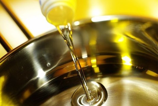 Cette astuce pour jeter l’huile de cuisson sans boucher l'évier crée le buzz et cumule 12 millions de vues… Elle change la vie