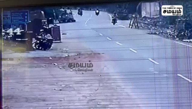 குறுக்கே வந்த இருசக்கர வாகனம் மீது கார் மோதி விபத்து! பதைபதைக்கும் சிசிடிவி வீடியோ!