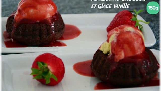 Fondant au chocolat, coulis de fraises et glace vanille