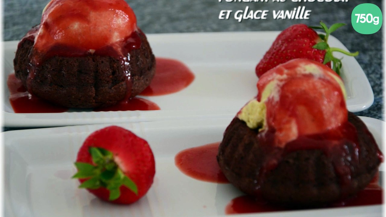Fondant au chocolat, coulis de fraises et glace vanille
