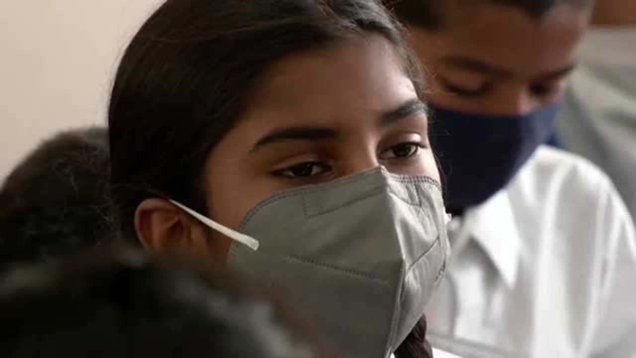 La subida de precios expulsa a millones de escolares de los colegios privados de la India