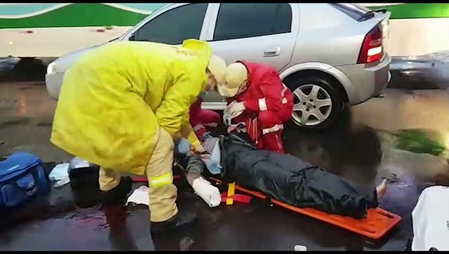 Mulher tem lesões graves após se envolver em colisão com Táxi