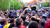 Armenia, proteste nella capitale per il timore di una concessione del Karabakh all'Azerbaijan