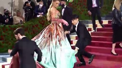 Blake Lively: il cambio d'abito sul red carpet del Met Gala 2022 è spettacolare