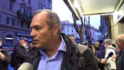 Roma, teatro Ghione pieno per l'iniziativa di Santoro: "Non siamo putiniani, basta armi"