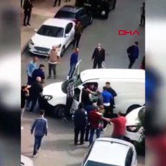 Tekmeler ve yumruklar havada uçuştu! Çöp kovasıyla aracın camını kırdı