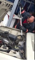 Mersin'de araç motoruna giren yılanı itfaiye ekipleri çıkardı