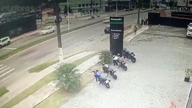 Vídeo mostra homem sendo arrastado por carro