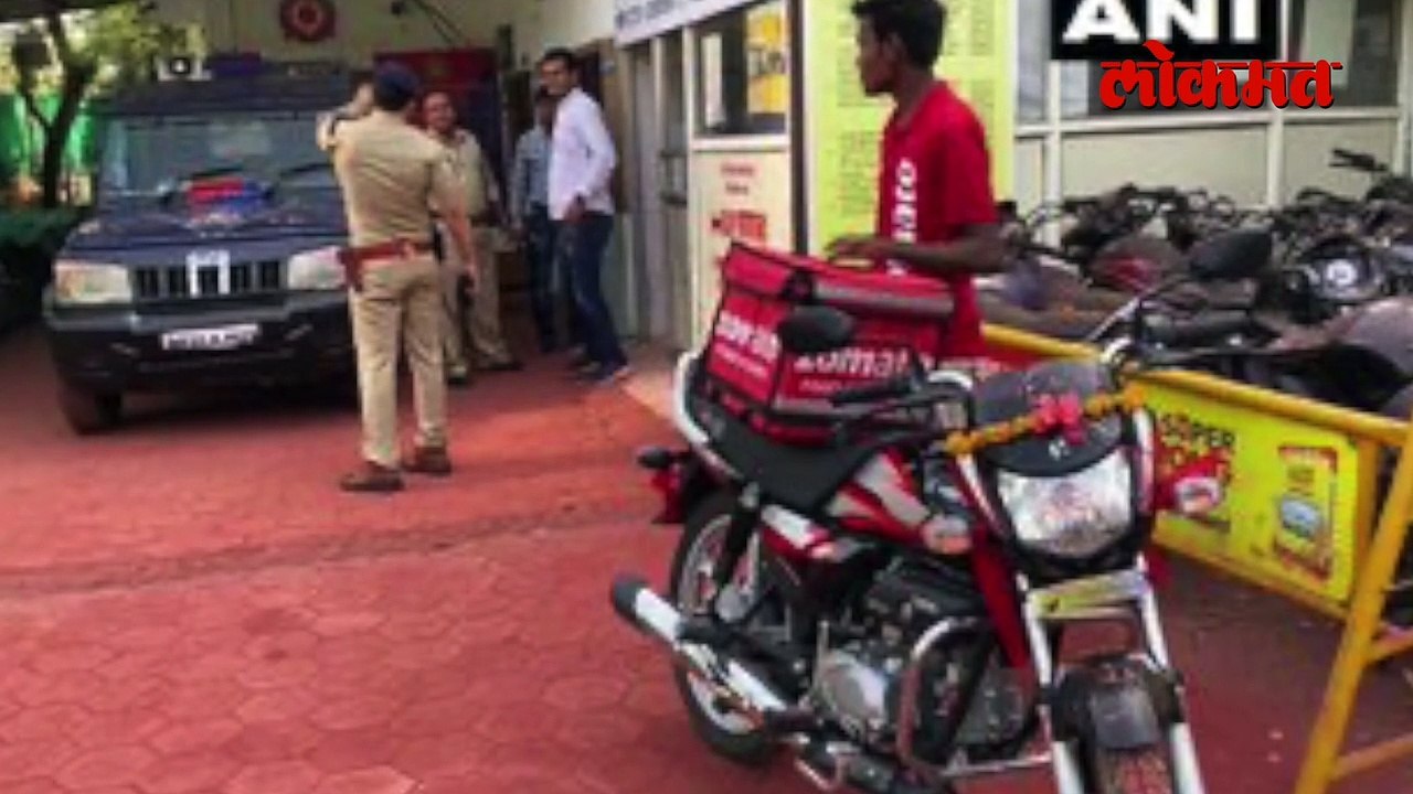 डिलिव्हरी बॉयसाठी पोलिसाने जे केलं 'ते' पाहून तुम्हीही कौतुक कराल..