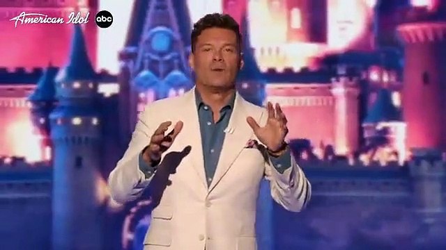 Deniz kızı kostümü giyen şarkıcı yere kapaklandı