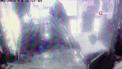 Cep telefonundan kaza anı böyle görüntülendi! Arkadaşları videoya çekerken otomobille fırına daldı