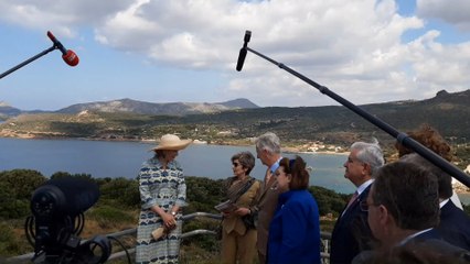 Le couple royal visite le temple de Poséidon au Cap Union et un centre pour réfugiés en Grèce