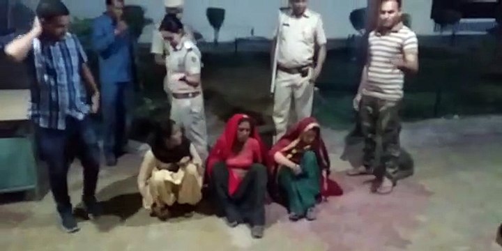 बड़ी दुकान व मॉल के नम्बरों पर फोन कर हनी ट्रेप में फंसाती थी महिलाएं, एक लाख रुपए के साथ तीन गिरफ्तार