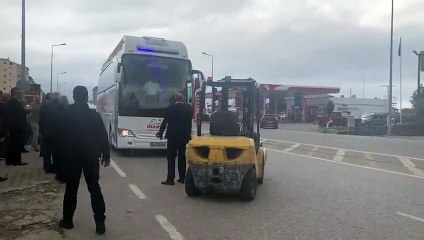 İmamoğlu’nun yolunu forkliftle keserek dükkanına davet etti