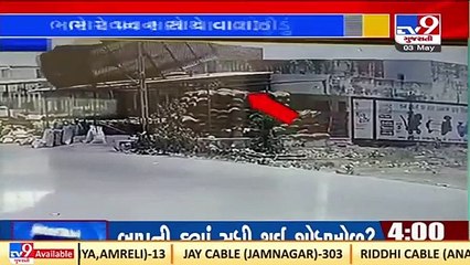 Strong winds blow away shed in Chanasma , Patan _ Tv9GujaratiNews