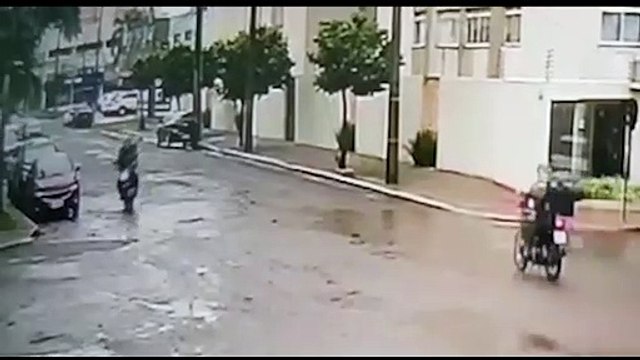 Vídeo mostra colisão entre quatro carros na Rua Paraná, em Cascavel