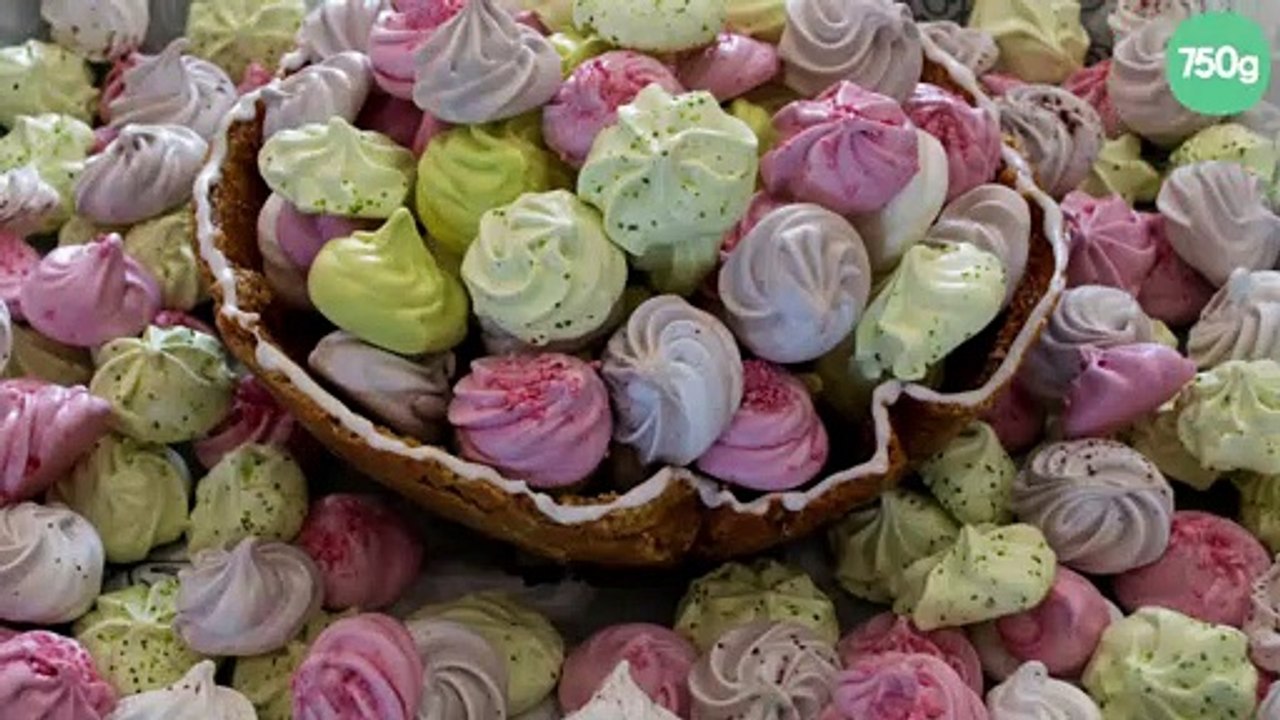 Assortiment de meringues colorées et aromatisées
