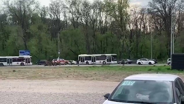 Los primeros evacuados llegan desde Mariúpol