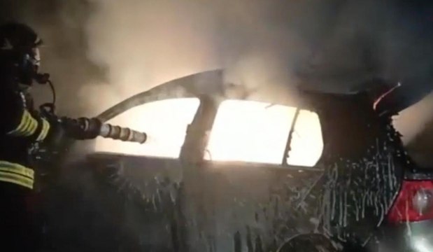 Rimini - Autovettura in fiamme, intervengono Vigili del Fuoco (03.05.22)