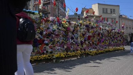 Son dakika gündem: LVİV- Ukrayna'da öldürülen sivillerin anısına çiçek duvarı