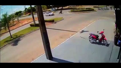 Video herunterladen: Un motard et un automobiliste s'en sortent miraculeusement... Du jamais vu