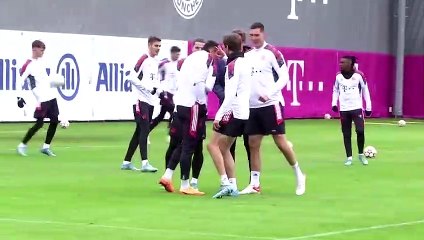 Mueller extends Bayern stay until 2024