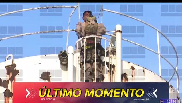 Bomberos rescatan a hondureño que intentó lanzarse de un tanque de agua en San Pedro Sula