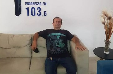 Em frente a emissora, radialistas se emocionam em homenem a Noaldo Rocha e cantam Roberto Carlos