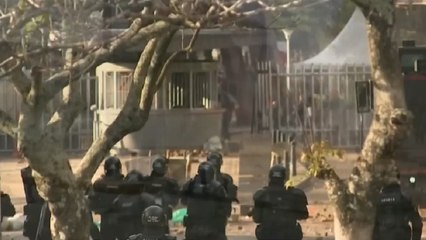 Encapuchados se tomaron la UIS y vandalizaron un bus de servicio público