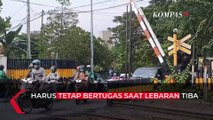 Curhat Penjaga Palang Pintu Perlintasan Kereta Rela Lewatkan Lebaran Tanpa Keluarga